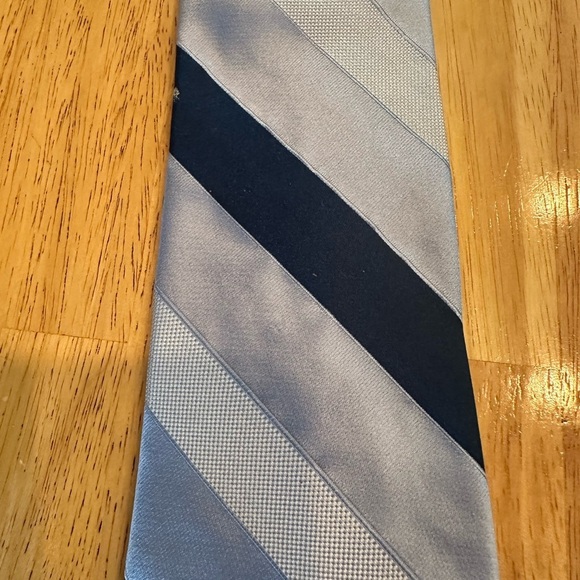 MICHAEL KORS MENS TIE Lt. Blue/Navy STRIPED 3.5 X 61 - Picture 5 of 5